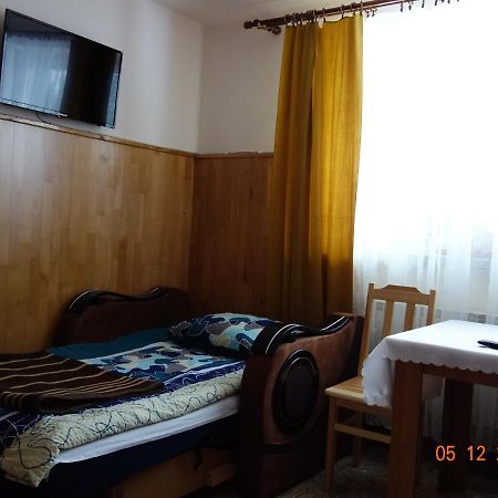 Ferienwohnung Dom Mlodziezowy W Polanie Serednie Male Exterior foto