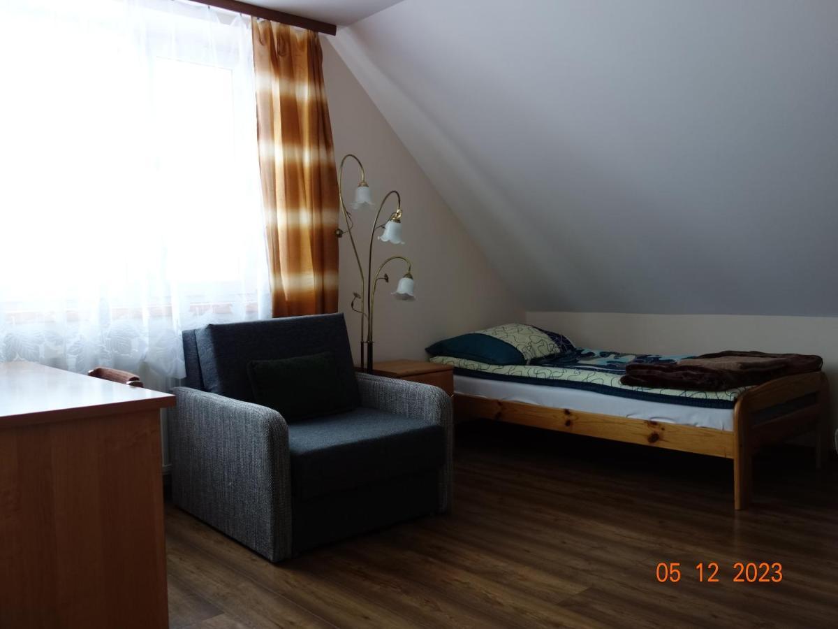 Ferienwohnung Dom Mlodziezowy W Polanie Serednie Male Exterior foto