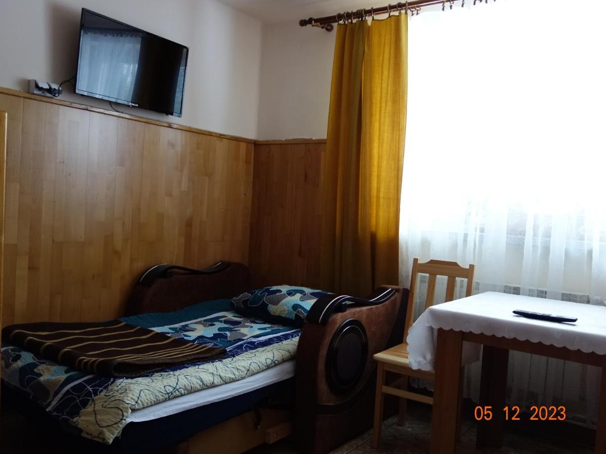 Ferienwohnung Dom Mlodziezowy W Polanie Serednie Male Exterior foto