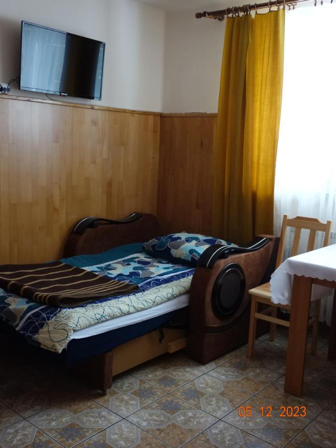 Ferienwohnung Dom Mlodziezowy W Polanie Serednie Male Exterior foto